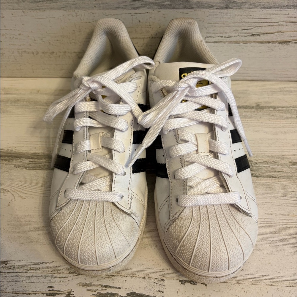 Adidas superstars in white and black - Picture 2 of 6